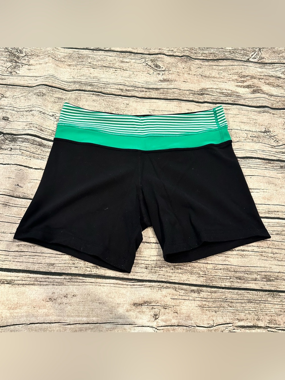 Lululemon Black Reversible Groove Shorts with Green Stripe Waistband Size 6
